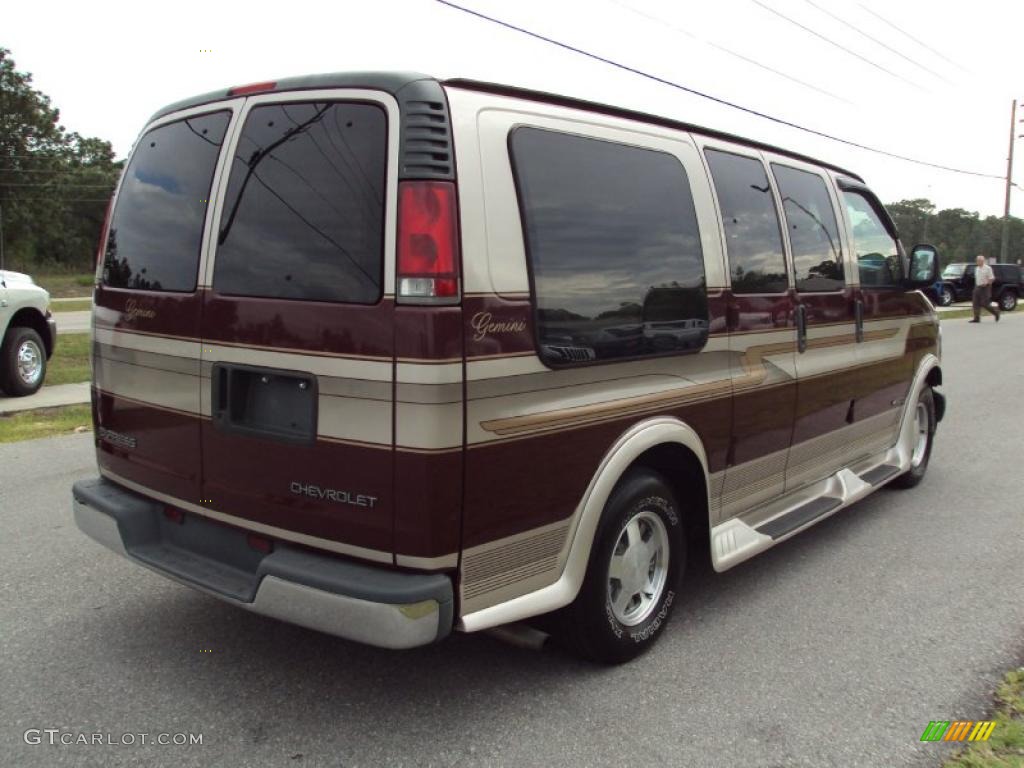 2000 Express G1500 Passenger Conversion Van - Dark Carmine Red Metallic / Neutral photo #8