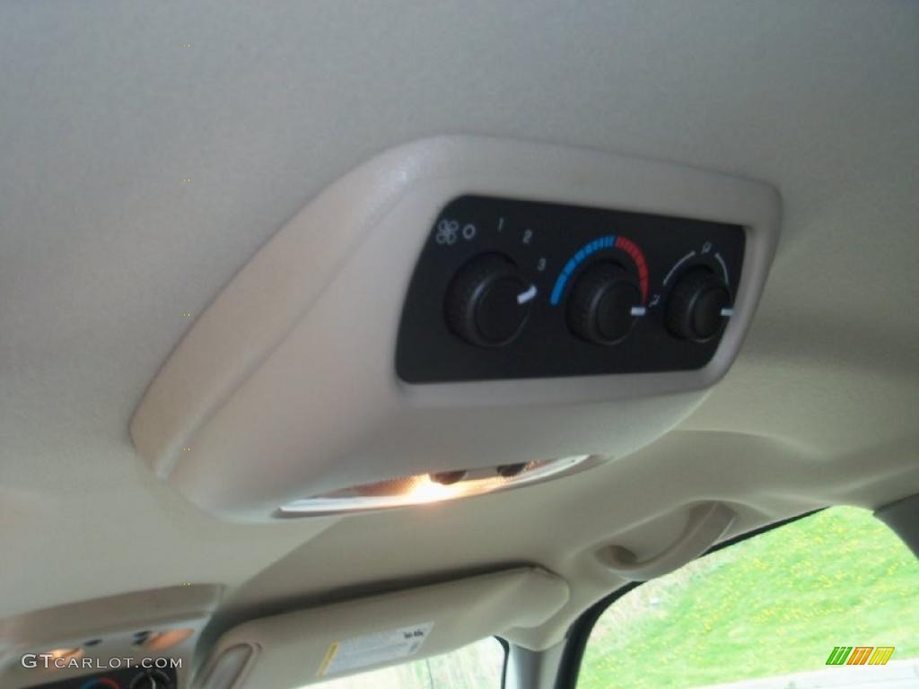 2004 Yukon XL 1500 SLE 4x4 - Silver Birch Metallic / Neutral/Shale photo #27