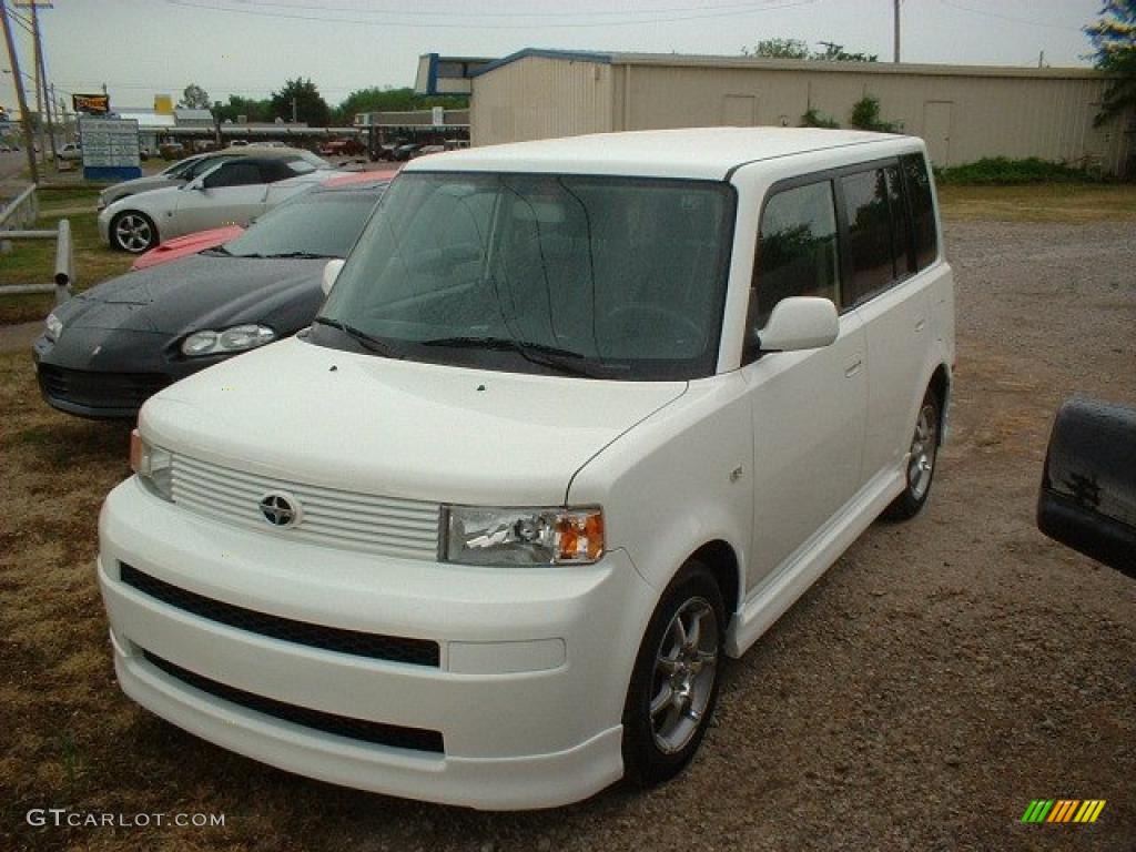 2006 xB  - Polar White / Dark Charcoal photo #1