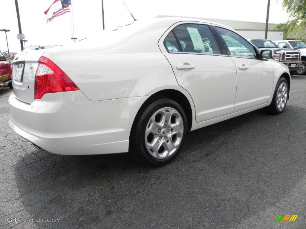 2010 Fusion SE - White Suede / Medium Light Stone photo #3