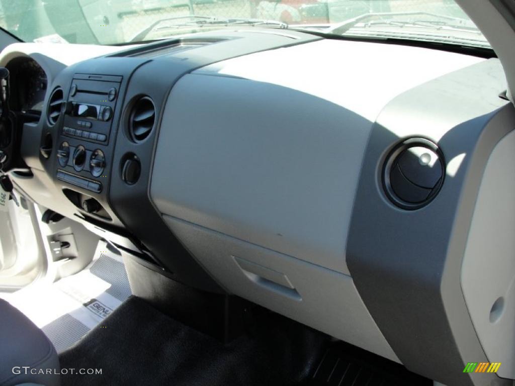 2006 F150 STX Regular Cab - Silver Metallic / Medium/Dark Flint photo #23