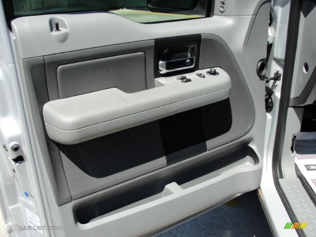 2006 F150 STX Regular Cab - Silver Metallic / Medium/Dark Flint photo #25