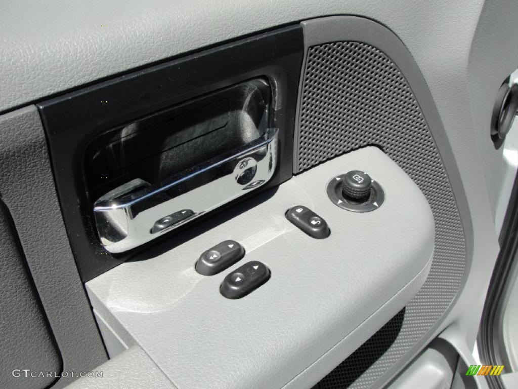 2006 F150 STX Regular Cab - Silver Metallic / Medium/Dark Flint photo #26