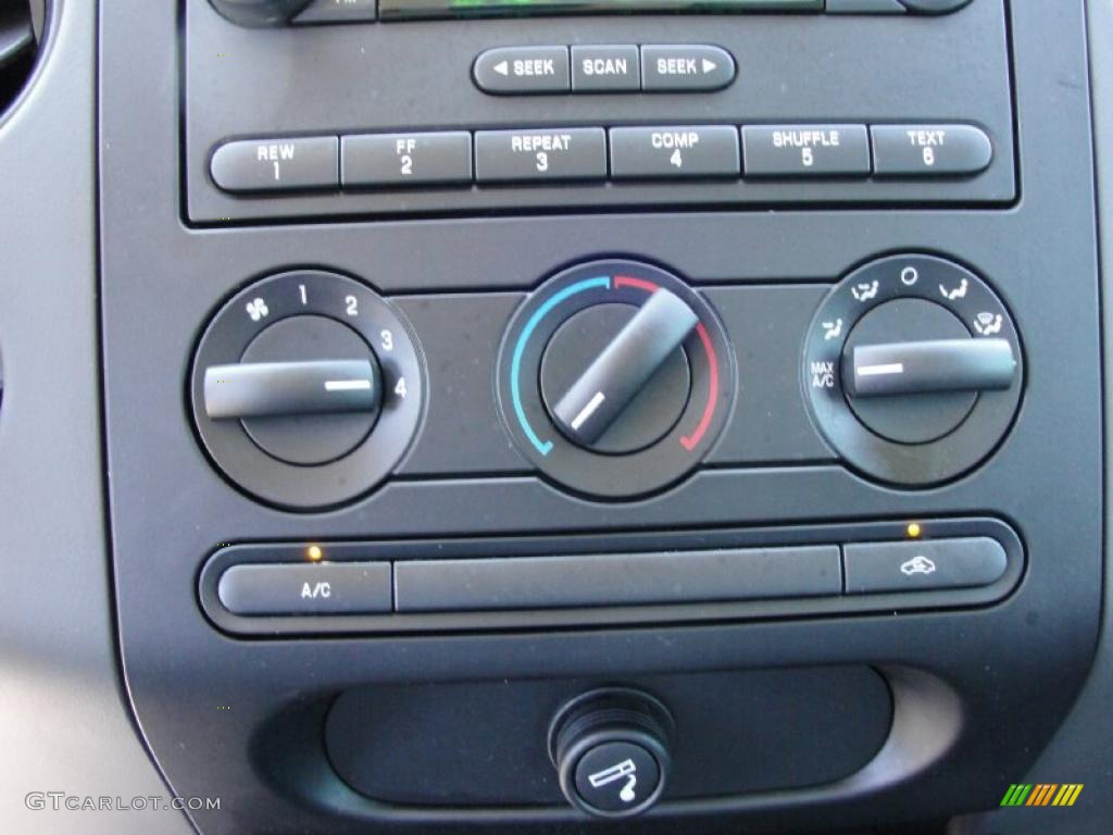 2006 F150 STX Regular Cab - Silver Metallic / Medium/Dark Flint photo #31
