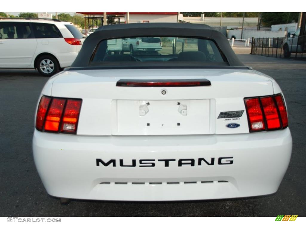 2001 Mustang V6 Convertible - Oxford White / Medium Graphite photo #10
