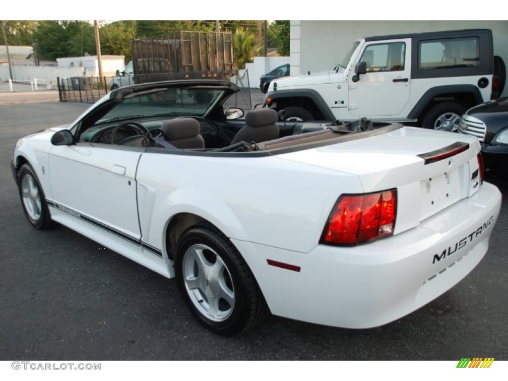 2001 Mustang V6 Convertible - Oxford White / Medium Graphite photo #44