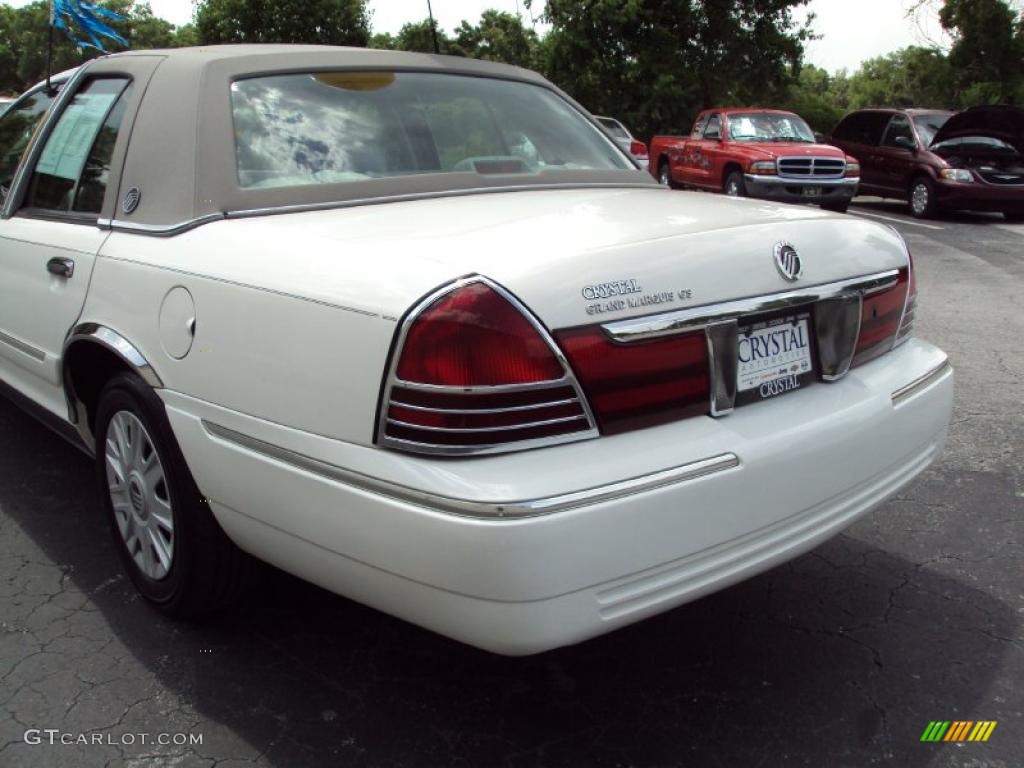 2004 Grand Marquis GS - Vibrant White / Light Flint photo #7