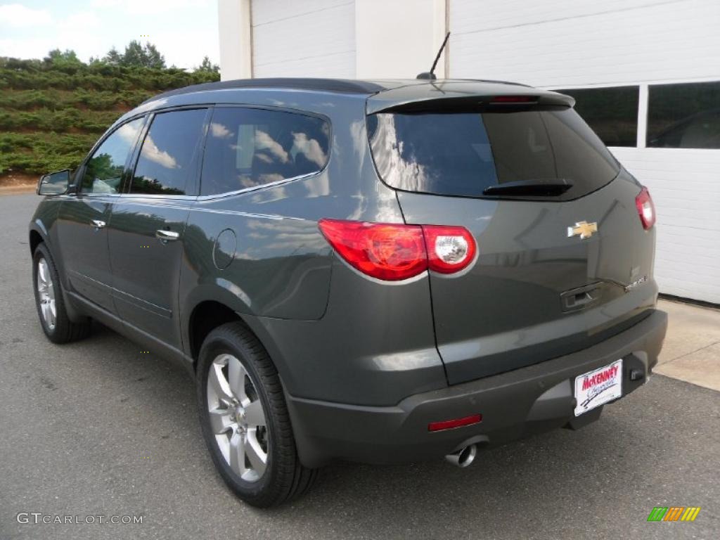 2010 Traverse LT - Cyber Gray Metallic / Dark Gray/Light Gray photo #2