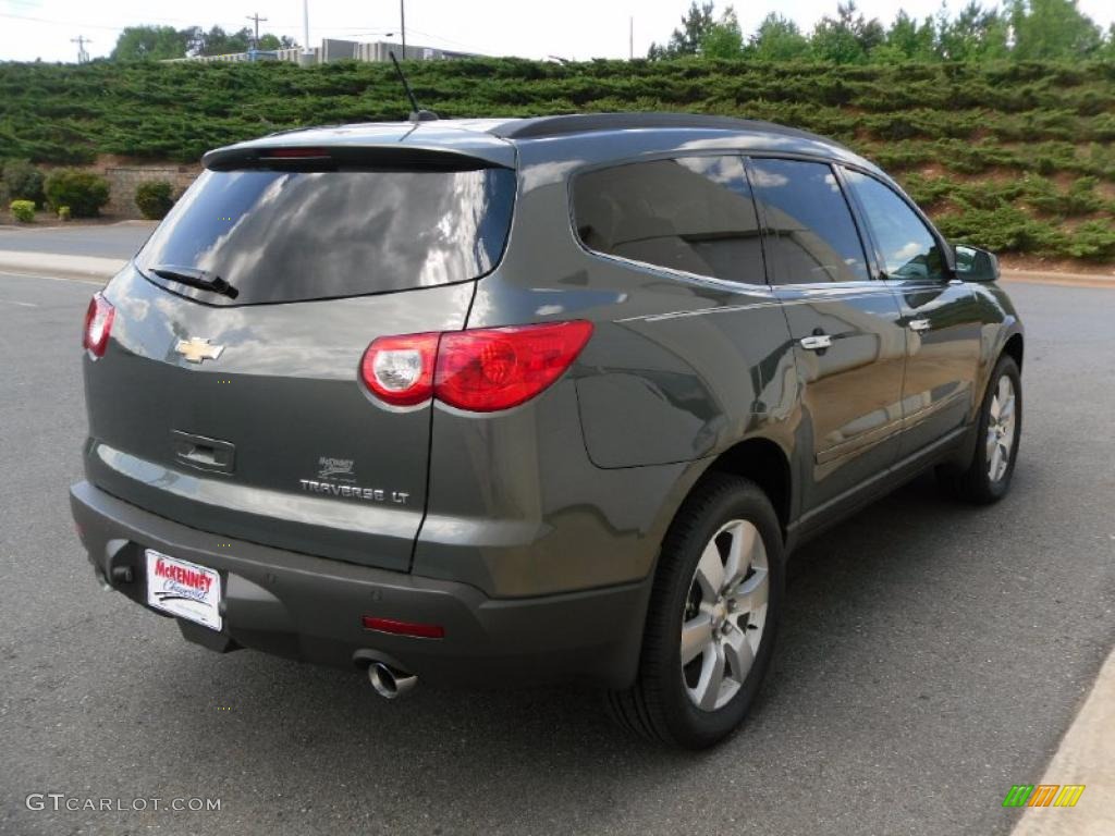 2010 Traverse LT - Cyber Gray Metallic / Dark Gray/Light Gray photo #4