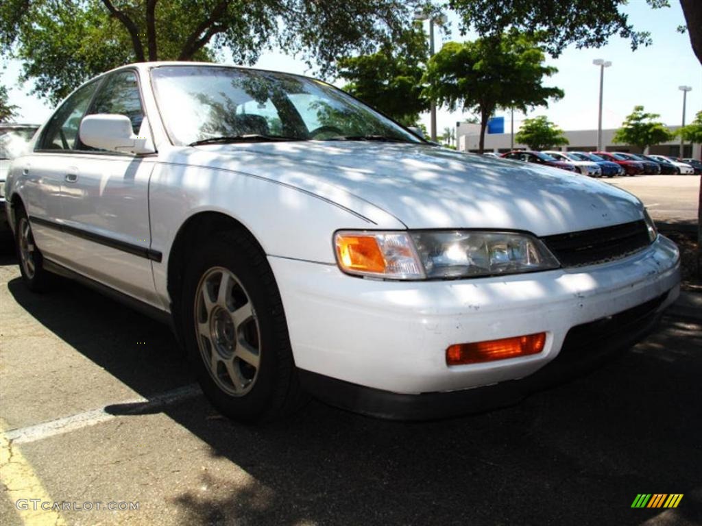 1995 Accord LX Sedan - Frost White / Gray photo #1