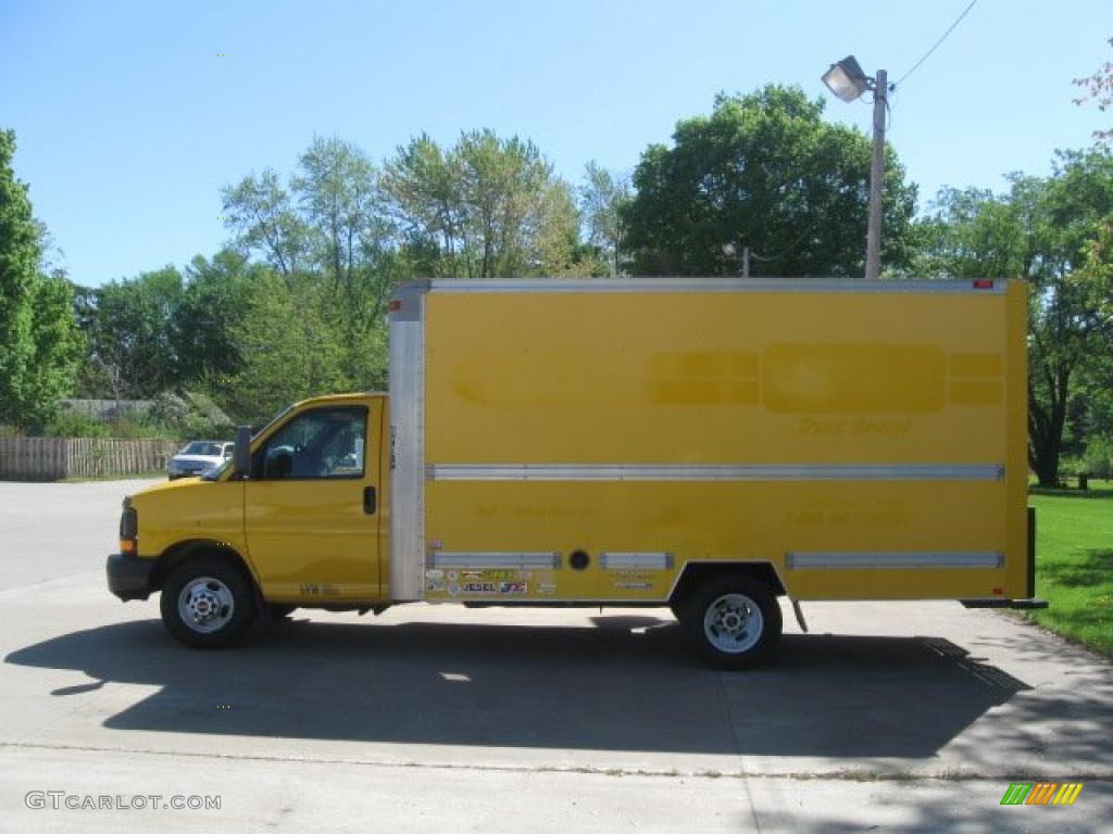 2006 Savana Cutaway 3500 Commercial Moving Truck - Yellow / Pewter photo #5
