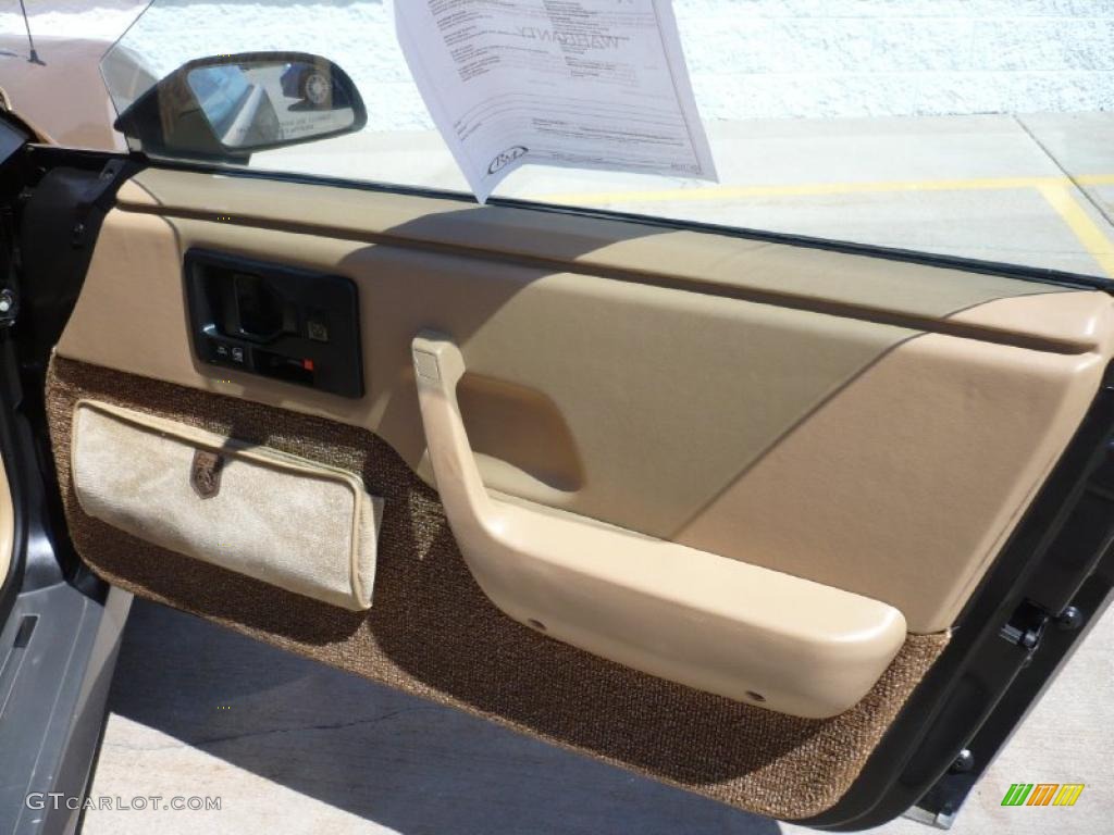 1986 Pontiac Fiero GT Beige Door Panel Photo #29600726