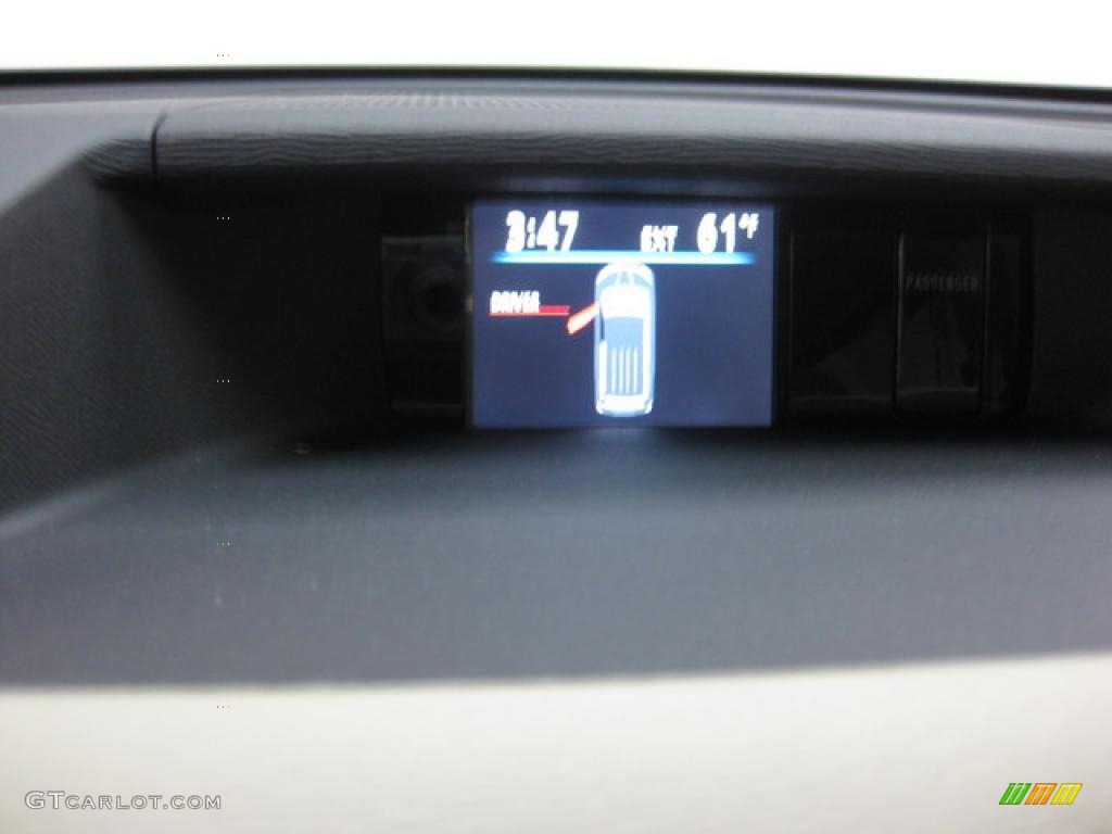 2011 Sienna LE - Salsa Red Pearl / Light Gray photo #6