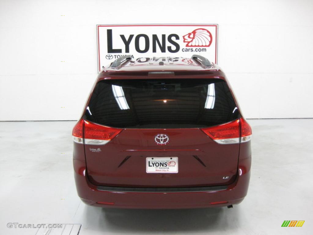 2011 Sienna LE - Salsa Red Pearl / Light Gray photo #20