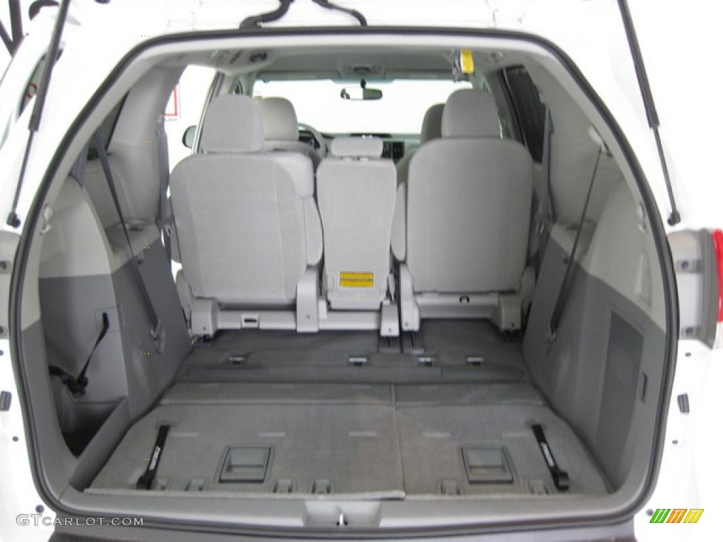 2011 Sienna LE - Super White / Light Gray photo #7