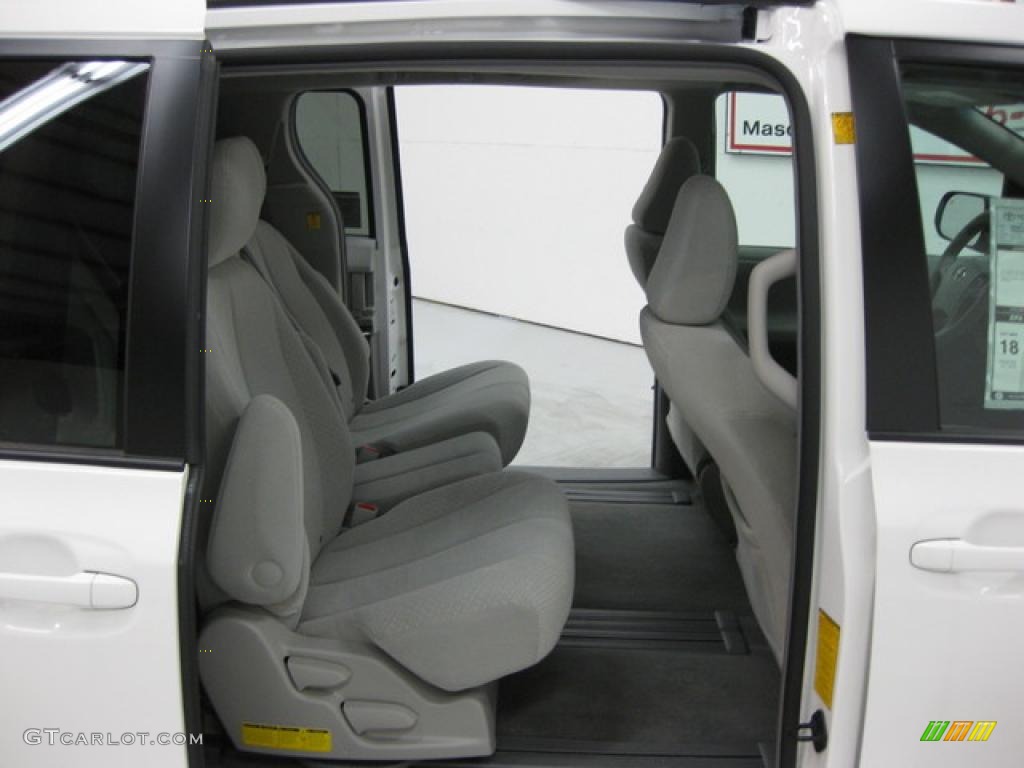 2011 Sienna LE - Super White / Light Gray photo #8