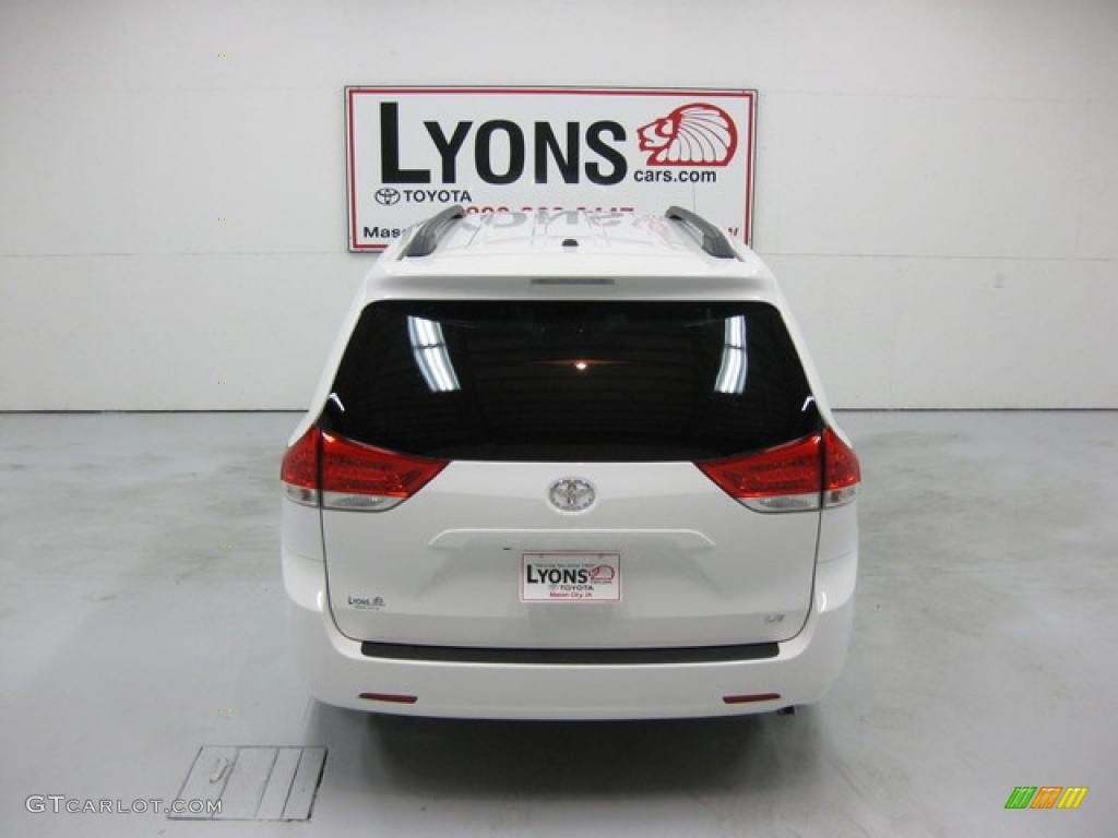 2011 Sienna LE - Super White / Light Gray photo #11