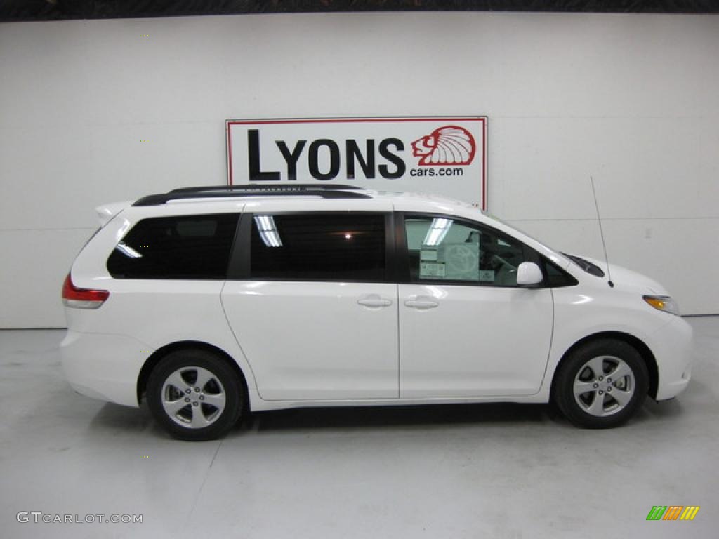 2011 Sienna LE - Super White / Light Gray photo #13