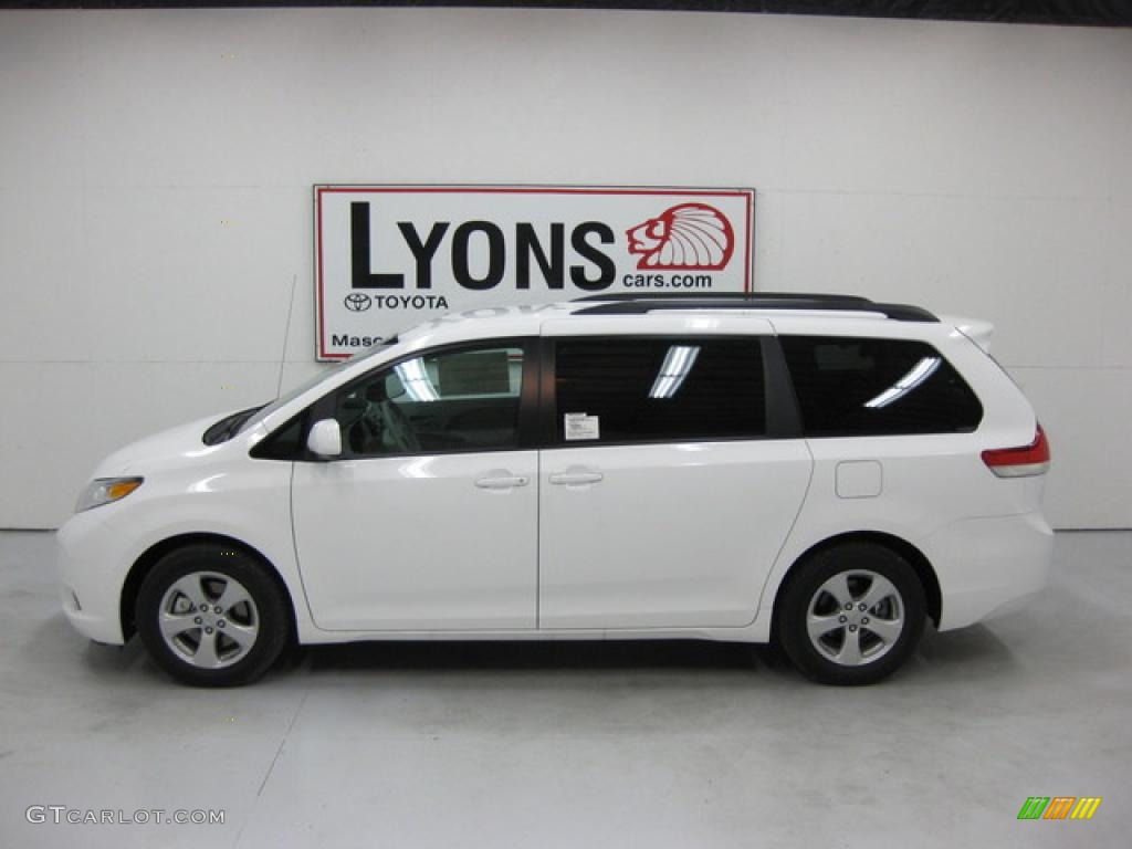 2011 Sienna LE - Super White / Light Gray photo #15