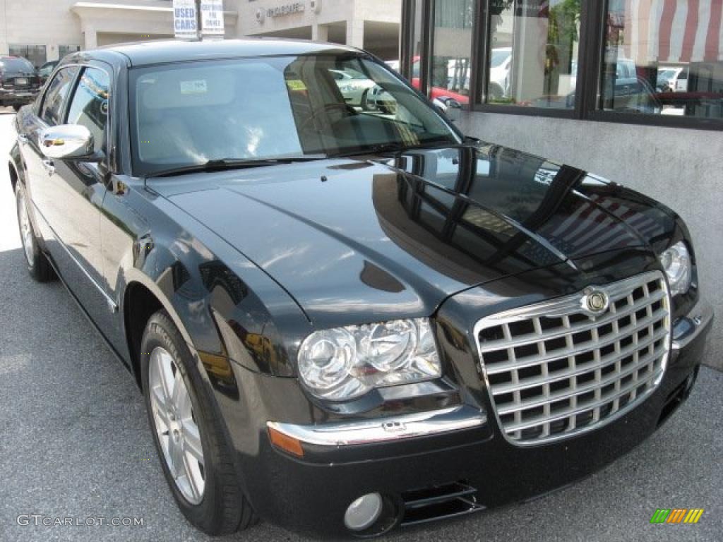 2005 300 C HEMI AWD - Brilliant Black Crystal Pearl / Dark Slate Gray/Light Graystone photo #54