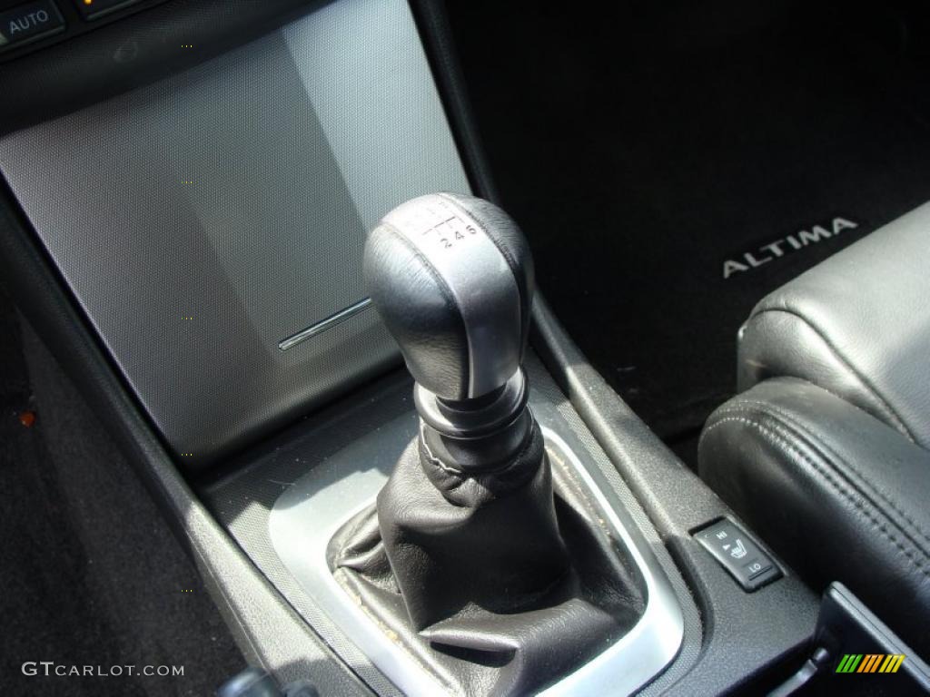 2008 Altima 3.5 SE Coupe - Radiant Silver Metallic / Charcoal photo #23