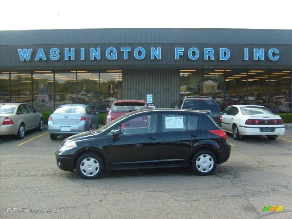 2008 Versa 1.8 S Hatchback - Super Black / Charcoal photo #1