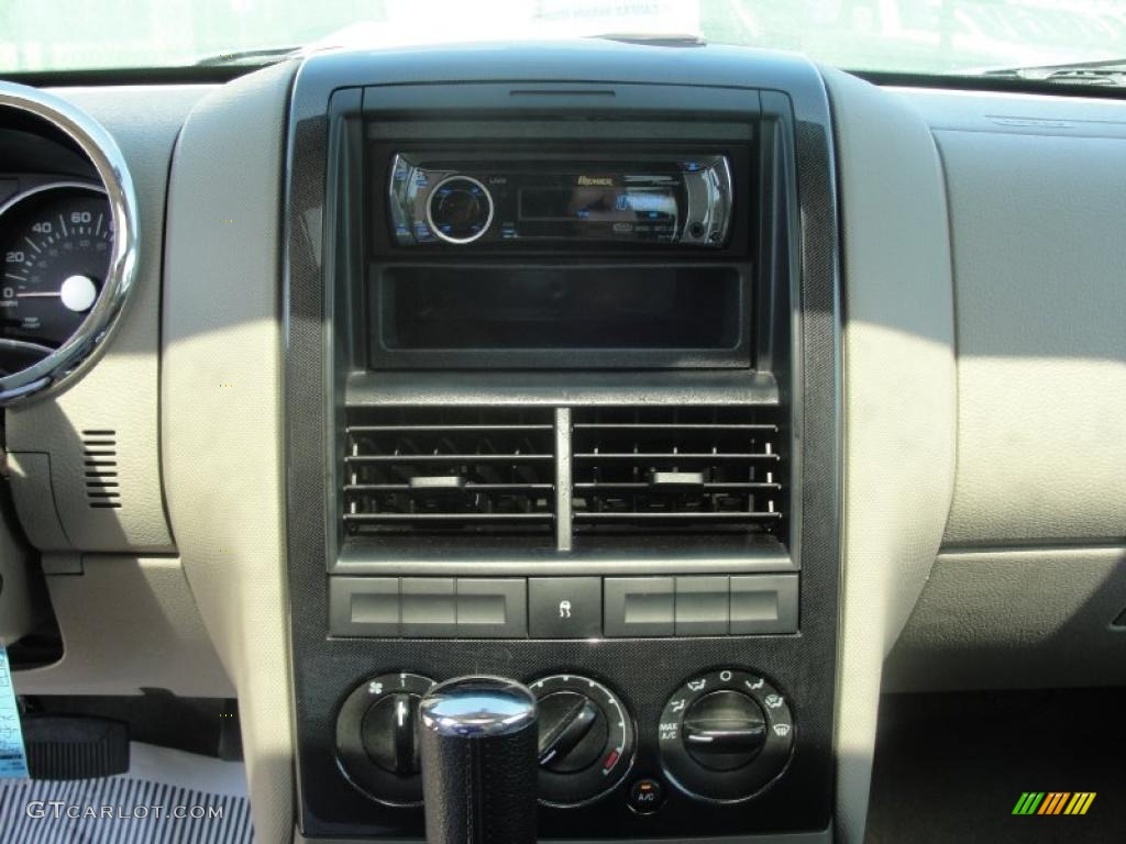 2006 Explorer XLT - Silver Birch Metallic / Stone photo #40