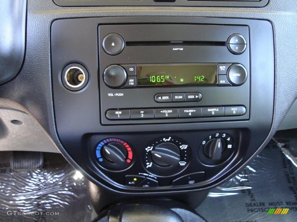 2006 Focus ZX4 SE Sedan - Dark Toreador Red Metallic / Dark Flint/Light Flint photo #27