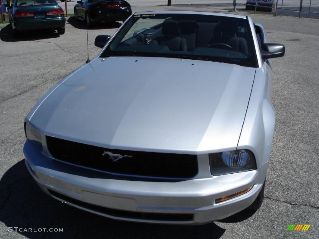 2008 Mustang V6 Deluxe Convertible - Brilliant Silver Metallic / Dark Charcoal photo #2