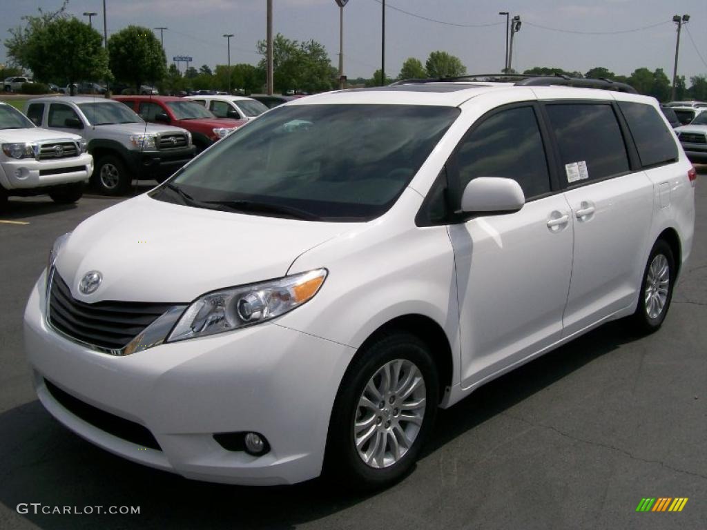 2011 Sienna XLE - Super White / Light Gray photo #2