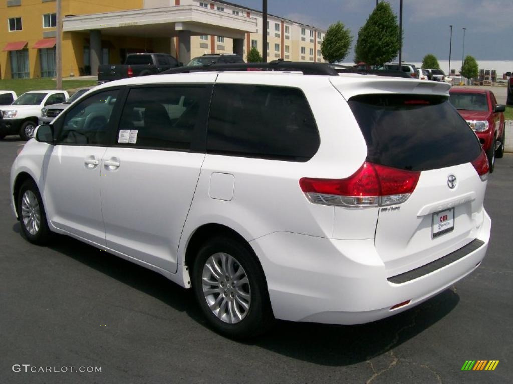 2011 Sienna XLE - Super White / Light Gray photo #3