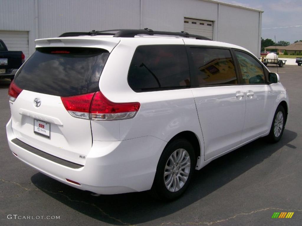 2011 Sienna XLE - Super White / Light Gray photo #4