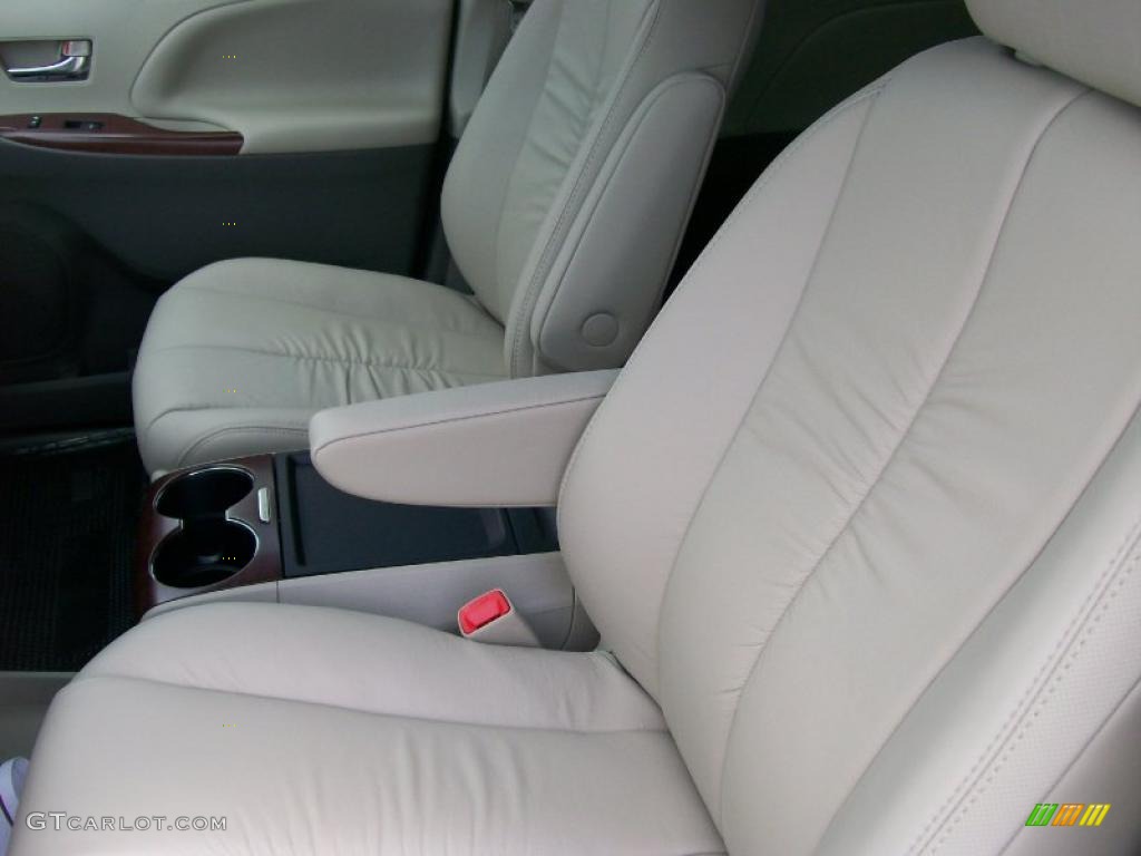 2011 Sienna XLE - Super White / Light Gray photo #6