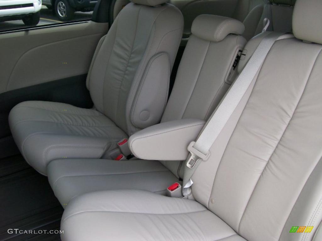 2011 Sienna XLE - Super White / Light Gray photo #7