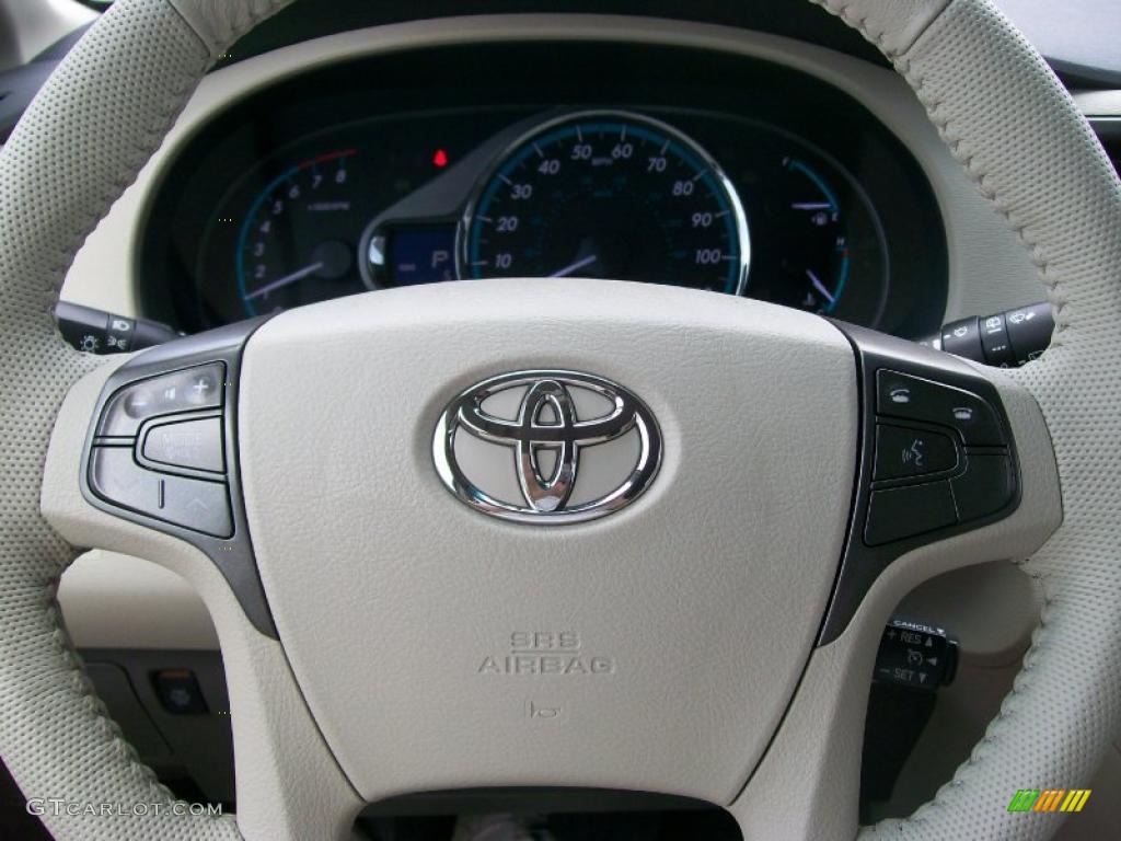 2011 Sienna XLE - Super White / Light Gray photo #9