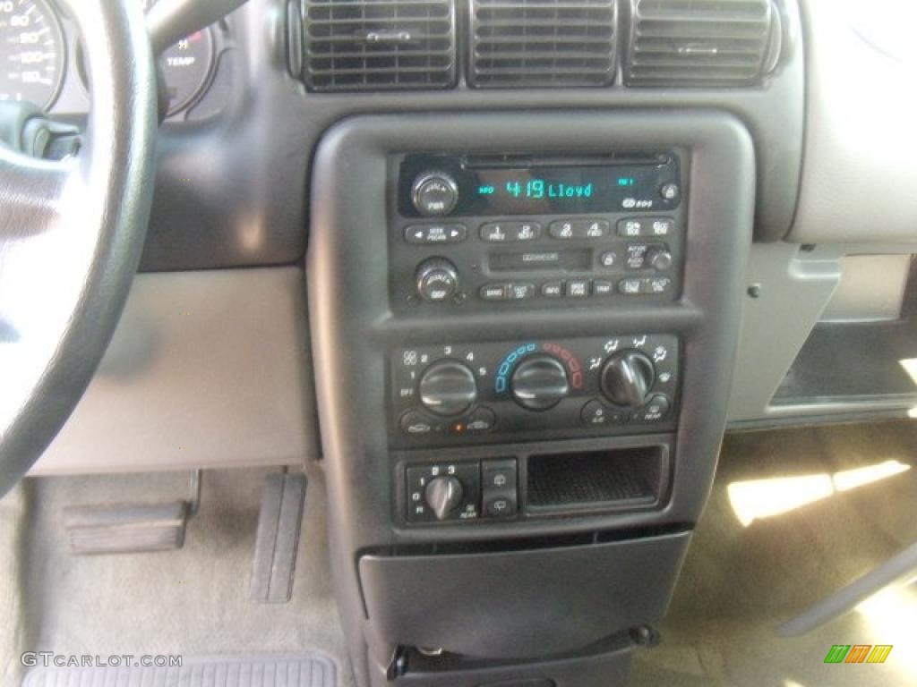 2002 Venture LS - Black / Neutral photo #19