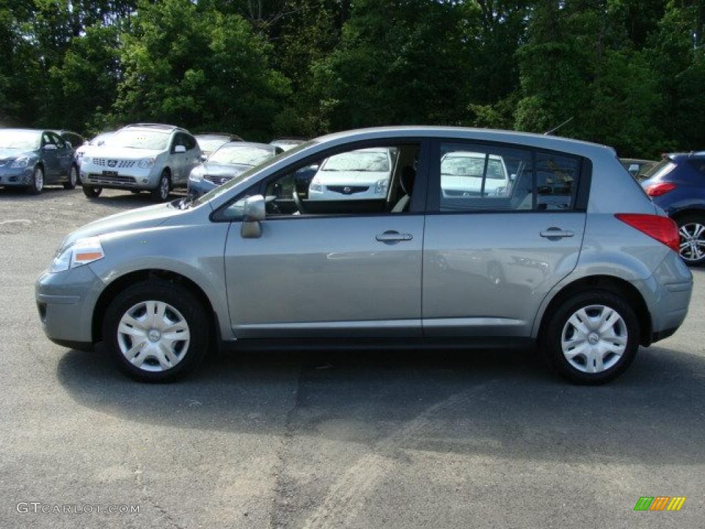 2010 Versa 1.8 S Hatchback - Brilliant Silver Metallic / Charcoal photo #8