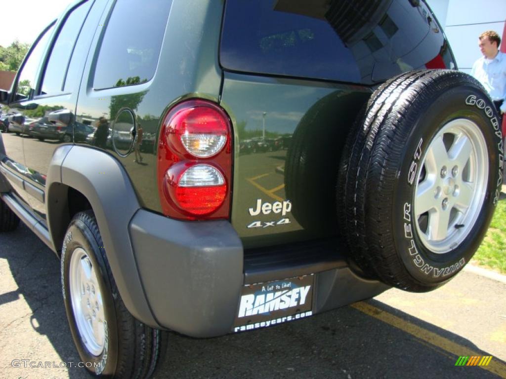 2007 Liberty Sport 4x4 - Jeep Green Metallic / Khaki photo #17