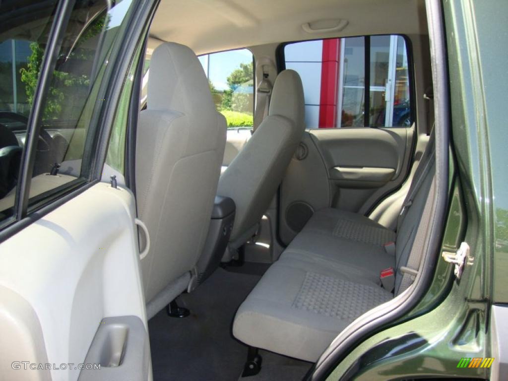 2007 Liberty Sport 4x4 - Jeep Green Metallic / Khaki photo #41