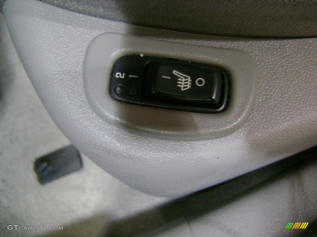 2009 Aura XR - Red Jewel Tintcoat / Gray photo #26