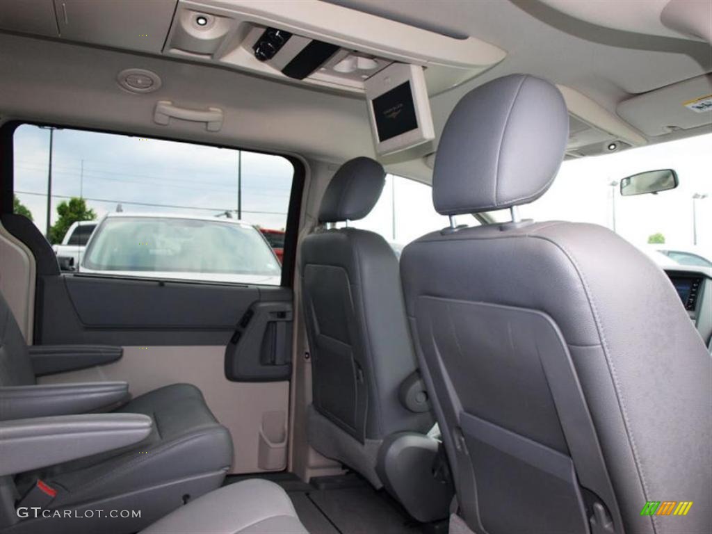 2008 Town & Country Touring - Deep Crimson Crystal Pearlcoat / Medium Slate Gray/Light Shale photo #9