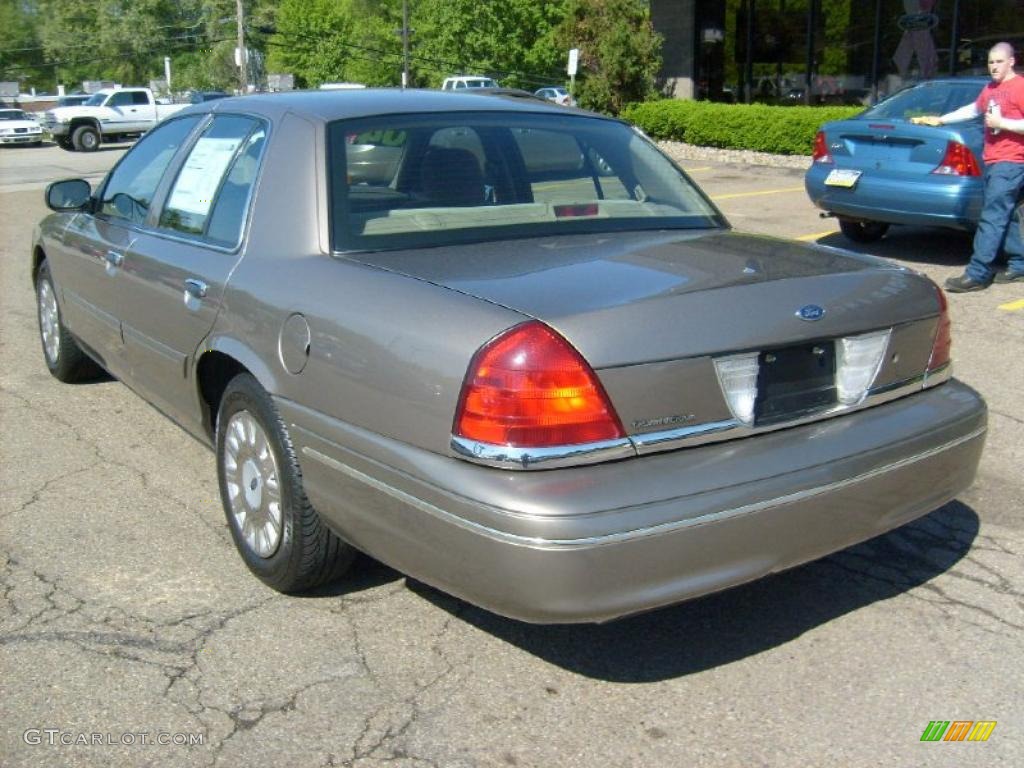 2004 Crown Victoria LX - Arizona Beige Metallic / Medium Parchment photo #2