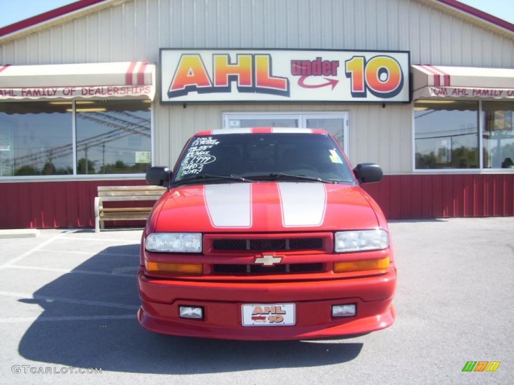 2003 S10 LS Extended Cab - Victory Red / Graphite photo #1
