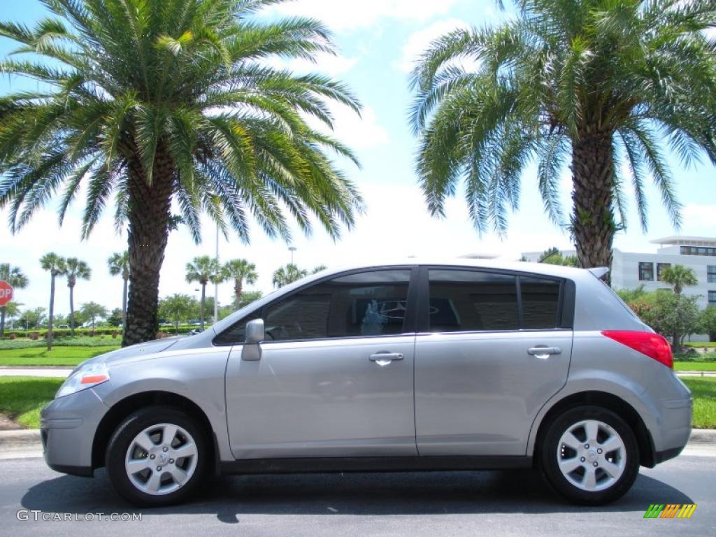 2008 Versa 1.8 SL Hatchback - Magnetic Gray / Charcoal photo #1