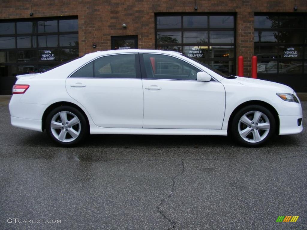 2010 Camry SE - Super White / Dark Charcoal photo #2