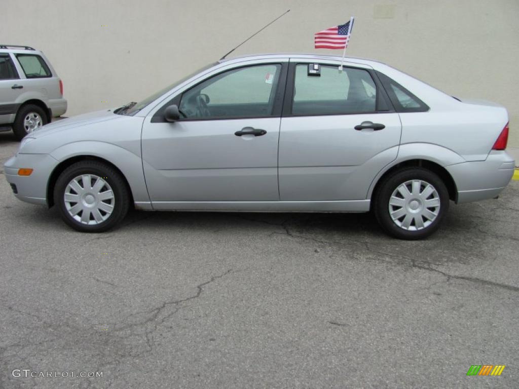 2005 Focus ZX4 SE Sedan - Liquid Grey Metallic / Dark Flint/Light Flint photo #8