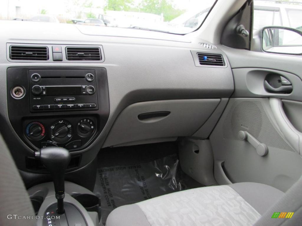 2005 Focus ZX4 SE Sedan - Liquid Grey Metallic / Dark Flint/Light Flint photo #17