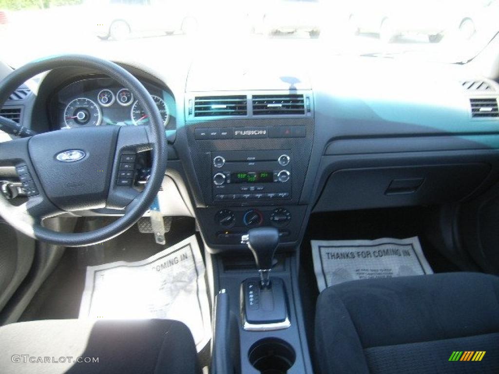 2008 Fusion SE - White Suede / Charcoal Black photo #21