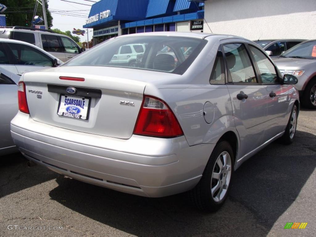 2005 Focus ZX4 SE Sedan - CD Silver Metallic / Dark Flint/Light Flint photo #5