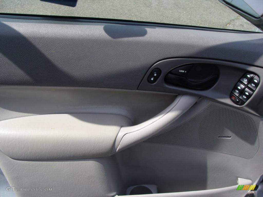 2005 Focus ZX4 SE Sedan - CD Silver Metallic / Dark Flint/Light Flint photo #9